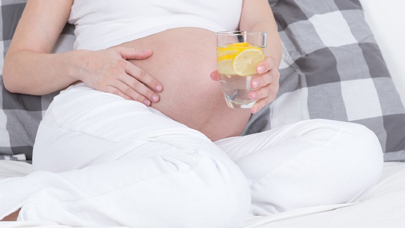 Qui est montré et comment le citron est-il utile pour le corps d'une femme