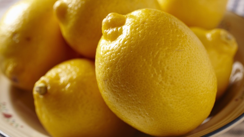 Qui est montré et comment le citron est-il utile pour le corps d'une femme
