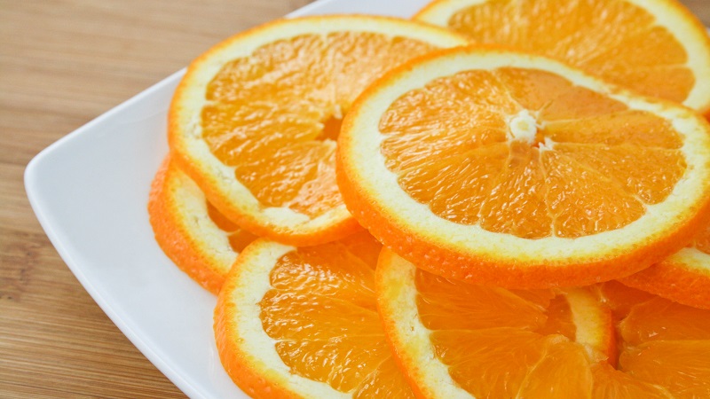 Une collation saine avant le coucher: est-il possible de manger des oranges le soir