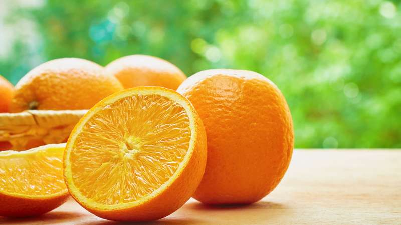 Une collation saine avant le coucher: est-il possible de manger des oranges le soir
