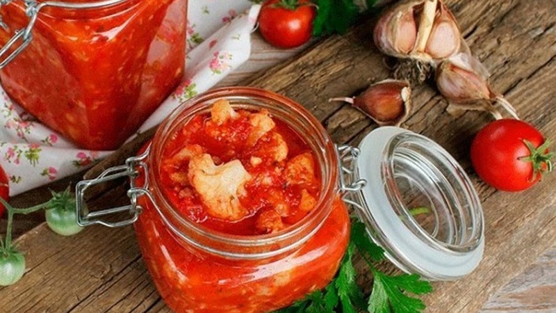 Recettes simples pour un délicieux chou-fleur à Adjika pour l'hiver