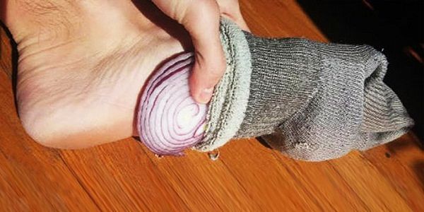 Utiliser des oignons dans des chaussettes à des fins médicinales