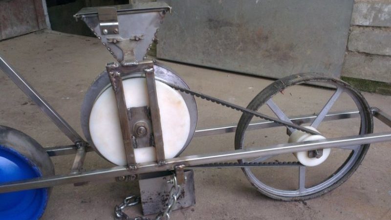 Qu'est-ce qu'un semoir de maïs: comment ça marche, un examen des meilleurs modèles et comment le créer vous-même