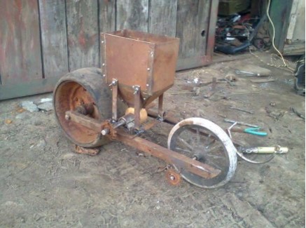 Qu'est-ce qu'un semoir de maïs: comment ça marche, un examen des meilleurs modèles et comment le créer vous-même