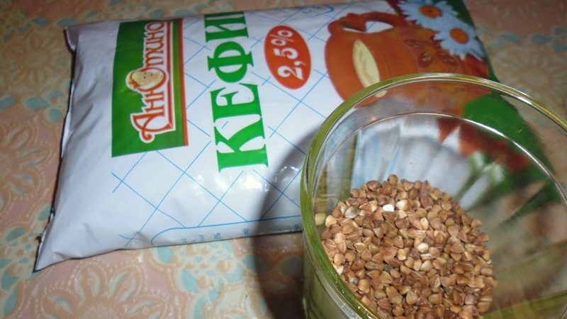 Combien de kcal y a-t-il dans le sarrasin cru avec du kéfir? Teneur en calories de la bouillie bouillie sur le kéfir